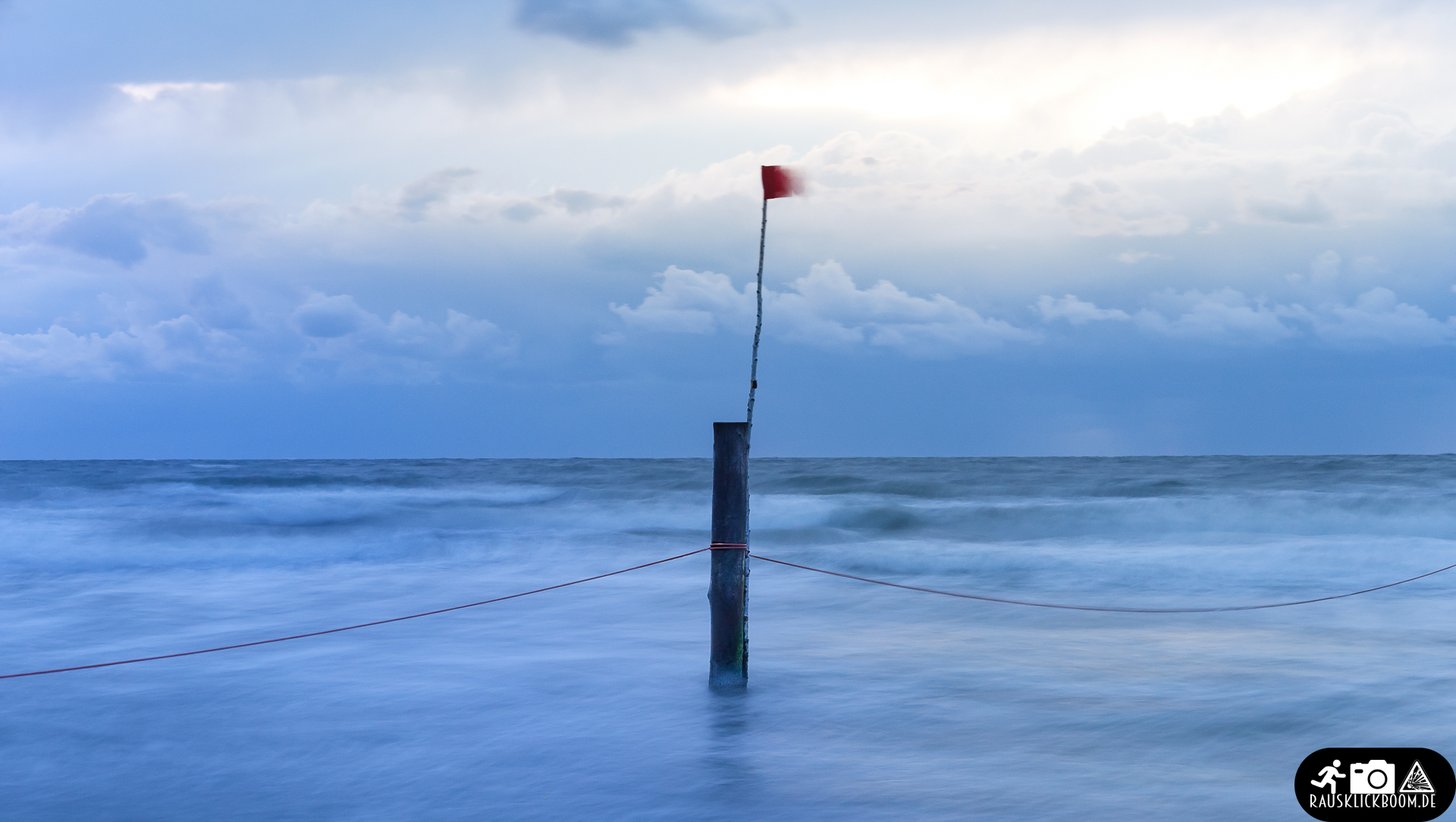Langzeitbelichtung von Wasser an der Nordsee- Strand von Norderney